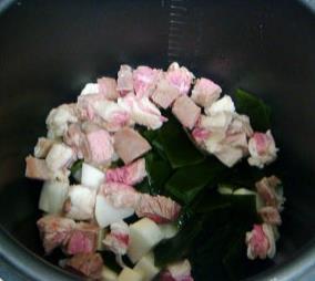 牛腩萝卜海带汤的做法步骤2