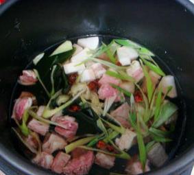 牛腩萝卜海带汤的做法步骤4