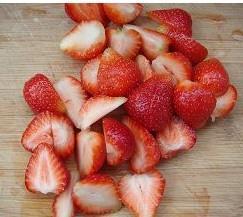 草莓酸奶昔的做法图解1