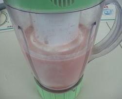草莓酸奶昔的做法步骤2