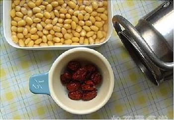 小红枣豆浆的做法步骤1