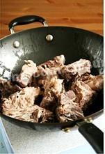 东北酸菜骨头炖冻豆腐的做法步骤1