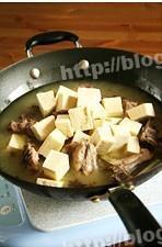 东北酸菜骨头炖冻豆腐的做法图解3