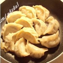 姜味蘑菇水煎饺的做法步骤8