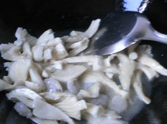 白灵菇烧番茄豆腐的做法步骤3