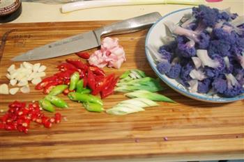 紫色的诱惑 干锅紫菜花的做法图解1