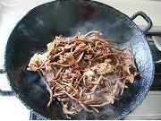 茶树菇干锅鸡的做法步骤3