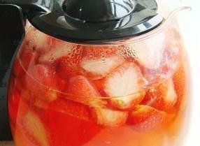 菠萝草莓水果茶的做法图解3
