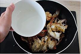 豉香梭蟹炒年糕的做法步骤11