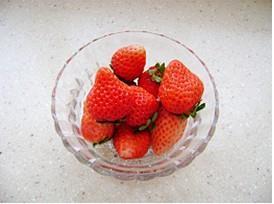 杏仁草莓奶昔的做法步骤1