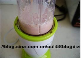 杏仁草莓奶昔的做法步骤3