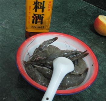 蒜香苹果烤虾的做法步骤3