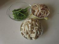 鲜菇芹菜鱿鱼丝的做法步骤3