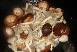 鸡汁蘑菇汤的做法图解2