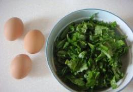 芹菜叶子炒鸡蛋的做法步骤1