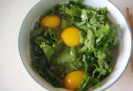 芹菜叶子炒鸡蛋的做法步骤2