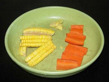 淮山玉米骨头汤的做法步骤2