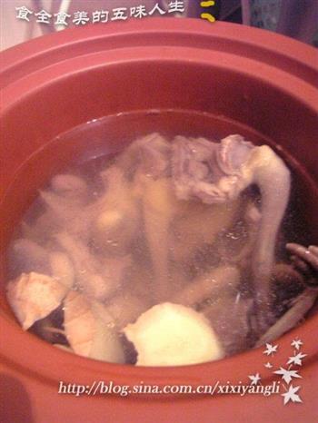莲枣乳鸽汤的做法步骤2