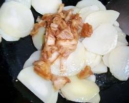 干煸麻辣土豆片炒泡菜的做法步骤5