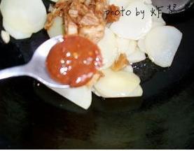 干煸麻辣土豆片炒泡菜的做法步骤6