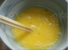 青椒虾仁炒蛋的做法步骤2