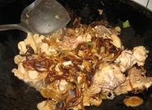 黄油蘑炖小鸡的做法步骤3