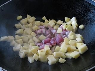 土豆焖饭的做法步骤3