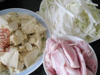 白菜炖冻豆腐的做法图解1