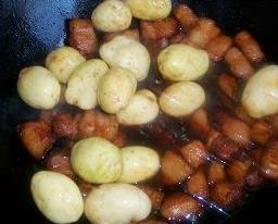 红烧肉炖小土豆的做法图解10