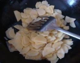 尖椒炒土豆片的做法步骤3