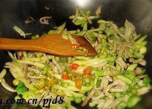 豌豆榨菜炒肉丝的做法步骤3