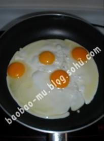 豉香葱段荷包蛋的做法步骤2
