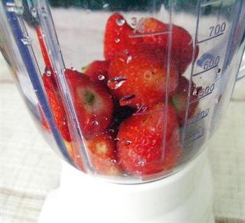 草莓奶昔&草莓砂冰的做法步骤2