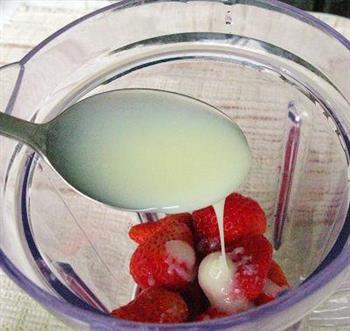 草莓奶昔&草莓砂冰的做法步骤3