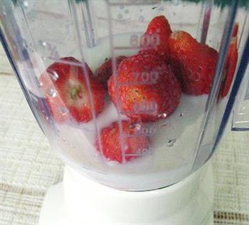 草莓奶昔&草莓砂冰的做法步骤4