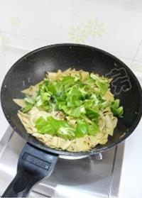 青椒炒干豆腐的做法步骤10