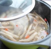 菌菇牛髓汤的做法步骤3