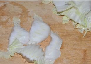 白菜叶炒油面筋的做法图解3