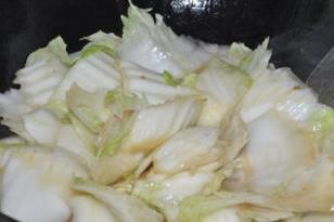 白菜叶炒油面筋的做法步骤4