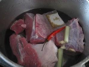 牛肉汤面的做法图解1