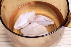 清鸡汤薏米鸽蛋的做法步骤2