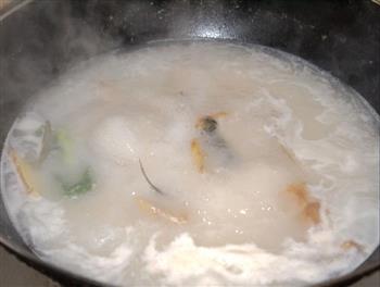 鲜菇菜心鱼片汤的做法步骤7