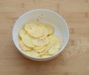 微波炉自制薯片的做法步骤2