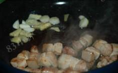 慈菇烧肉的做法步骤2