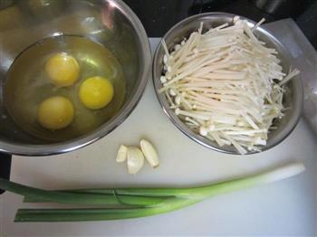 金针菇炒鸡蛋的做法步骤1