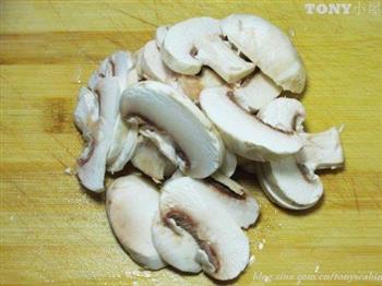 蘑菇炒三鲜的做法步骤3