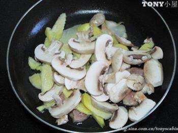 蘑菇炒三鲜的做法步骤6