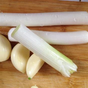 蒜蓉菠菜、手掰豆角的做法图解1