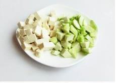 龙井丝瓜豆腐汤的做法步骤1