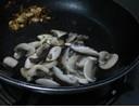 菌菇红肠蛋炒饭的做法图解4